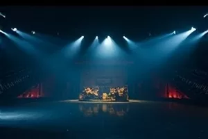 纪录片《雨林手记》封面，清晨雨林树冠层的斜射自然光