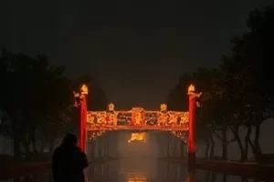 纪录片《鲸歌三章》封面，海面下鲸尾划过深蓝水层