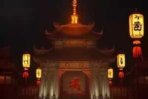 电影《雨季备忘录》封面，雨滴落在玻璃窗与室内暖光