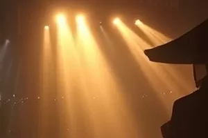 家庭剧《旧城拾光》封面，老城区天台上的晾衣绳与夕阳